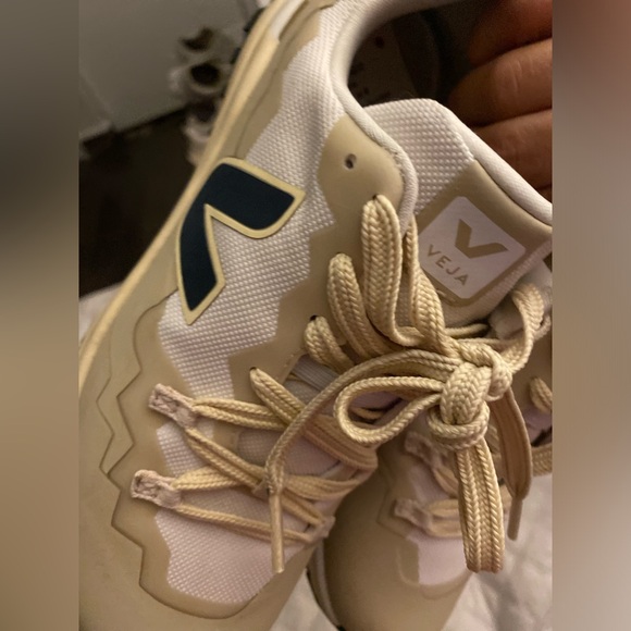 Veja women shoe size 7 Look NEW was seldom used. 
Was bought in Nortsdrom Rack. - Picture 5 of 12